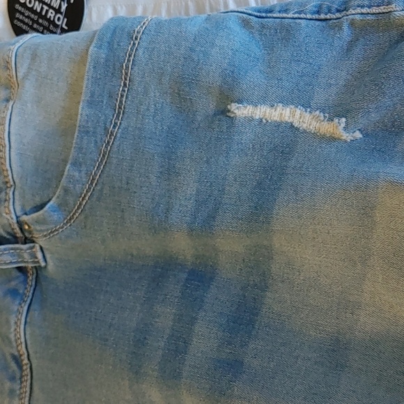 NWT Women's Mid Rise Denim Cuffed Shorts With Tummy Control - Picture 5 of 8